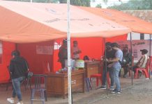 Apakah 1.178 Orang dari Daerah Terjangkit Corona di Alor Karantina Diri? Tiga pelaku perjalanan dari Kalimantan saat tiba di Posko Satgas Pencegahan dan Penanganan Covid-19 Kabupaten Alor, Kamis (16/4) di Kalabahi Kota.