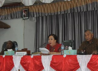 Kisruh DPRD Alor, NasDem: Sebaiknya Ketua DPRD Cabut Laporannya Pimpinan DPRD; Yulius Mantaon (kiri), Enny Anggrek (tengah) dan Sulaiman Sings (kanan) dalam suatu Rapat Paripurna belum lama ini di Gedung Nusantara DPRD, Batunirwala.