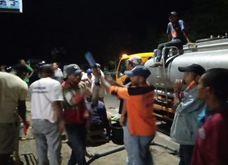 Relawan Covid-19 Alor Aksi Cegah Virus Corona di Kalabahi Relawan Covid-19 Kabupaten Alor hingga malam masih bekerja mendistribusikan 23 tempat cuci tangan di Kota Kalabahi, Kamis (9/4).