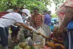 Relawan Covid-19 Alor Bagi 1000 Masker Gratis Relawan Covid-19 Alor sedang membagikan Masker dan Pamphlet di pasar Kadelang Kalabahi, Kamis (16/4) pagi.
