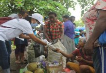 Relawan Covid-19 Alor Bagi 1000 Masker Gratis Relawan Covid-19 Alor sedang membagikan Masker dan Pamphlet di pasar Kadelang Kalabahi, Kamis (16/4) pagi.