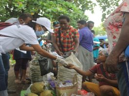 Relawan Covid-19 Alor Bagi 1000 Masker Gratis Relawan Covid-19 Alor sedang membagikan Masker dan Pamphlet di pasar Kadelang Kalabahi, Kamis (16/4) pagi.