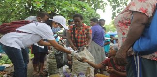 Relawan Covid-19 Alor Bagi 1000 Masker Gratis Relawan Covid-19 Alor sedang membagikan Masker dan Pamphlet di pasar Kadelang Kalabahi, Kamis (16/4) pagi.