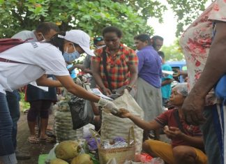 Relawan Covid-19 Alor Bagi 1000 Masker Gratis Relawan Covid-19 Alor sedang membagikan Masker dan Pamphlet di pasar Kadelang Kalabahi, Kamis (16/4) pagi.