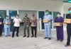 Anggota DPRD NTT Bantu Sembako 30 Medis yang Karantina Diri di RSUD Kalabahi Anggota DPRD NTT Rocky Winaryo (keempat dari kiri) menyerahkan paket bantuan sembako kepada 30 Tenaga Medis yang sementara karantina diri di RSUD Kalabahi, Rabu (15/4).