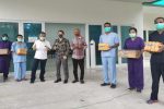 Anggota DPRD NTT Bantu Sembako 30 Medis yang Karantina Diri di RSUD Kalabahi Anggota DPRD NTT Rocky Winaryo (keempat dari kiri) menyerahkan paket bantuan sembako kepada 30 Tenaga Medis yang sementara karantina diri di RSUD Kalabahi, Rabu (15/4).