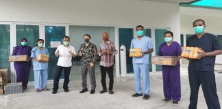 Anggota DPRD NTT Bantu Sembako 30 Medis yang Karantina Diri di RSUD Kalabahi Anggota DPRD NTT Rocky Winaryo (keempat dari kiri) menyerahkan paket bantuan sembako kepada 30 Tenaga Medis yang sementara karantina diri di RSUD Kalabahi, Rabu (15/4).