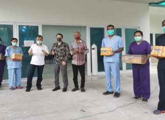 Anggota DPRD NTT Bantu Sembako 30 Medis yang Karantina Diri di RSUD Kalabahi Anggota DPRD NTT Rocky Winaryo (keempat dari kiri) menyerahkan paket bantuan sembako kepada 30 Tenaga Medis yang sementara karantina diri di RSUD Kalabahi, Rabu (15/4).