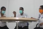 Data Penanganan Covid-19 Alor: Orang Dari Daerah Terjangkit Naik 261 Jubir Satgas Pencegahan dan Penanganan Covid-19 Kabupaten Alor, Ferdy I. Lahal, SH (tengah) di dampingi Kadis Kesehatan dr. Maya Blegur (kiri) dan Kepala BPBD Christina Beli (kanan), jumpa pers di kantor BPBD, Rabu (1/4/2020) petang.