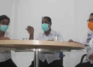Data Penanganan Covid-19 Alor: Orang Dari Daerah Terjangkit Naik 261 Jubir Satgas Pencegahan dan Penanganan Covid-19 Kabupaten Alor, Ferdy I. Lahal, SH (tengah) di dampingi Kadis Kesehatan dr. Maya Blegur (kiri) dan Kepala BPBD Christina Beli (kanan), jumpa pers di kantor BPBD, Rabu (1/4/2020) petang.