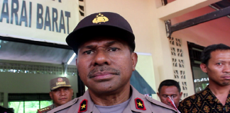 Masa Membludak Jemput Hamid, Kapolda akan Periksa Kapolres Alor Wakapolda NTT Brigjen Pol Drs. Johny Asadoma. (Foto: Flores.co).