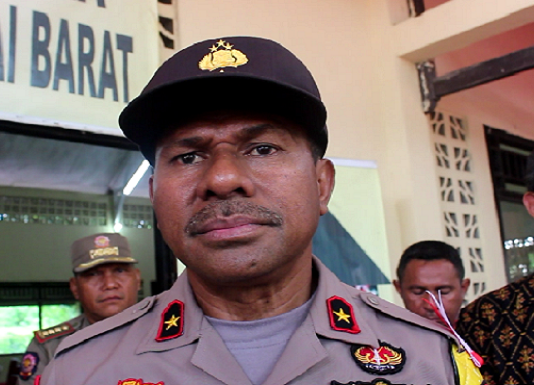 Masa Membludak Jemput Hamid, Kapolda akan Periksa Kapolres Alor Wakapolda NTT Brigjen Pol Drs. Johny Asadoma. (Foto: Flores.co).