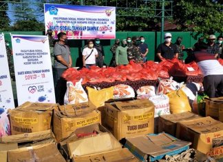 Paguyuban Tionghoa Alor Bantu Sembako untuk Warga Terdampak Covid-19 PSMTI dan Kodim 1622 Alor siap distribusi bantuan sembako kepada masyarakat terdampak covid-19 di Kota Kalabahi, Rabu (22/4), pagi. (Foto: doc PSMTI Alor).