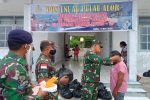 TNI AL Posal Alor Bagi Sembako dan Masker di Perbatasan NKRI-RDTL, Maritaing Komandan Pos TNI AL Pulau Alor Letda Laut (P) Jasril Sinaro, menyerahkan Sembako dan Masker kepada warga Desa Maritaing, Rabu (6/5) di Pos TNI AL Pulau Alor, Maritaing.