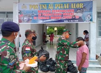 TNI AL Posal Alor Bagi Sembako dan Masker di Perbatasan NKRI-RDTL, Maritaing Komandan Pos TNI AL Pulau Alor Letda Laut (P) Jasril Sinaro, menyerahkan Sembako dan Masker kepada warga Desa Maritaing, Rabu (6/5) di Pos TNI AL Pulau Alor, Maritaing.