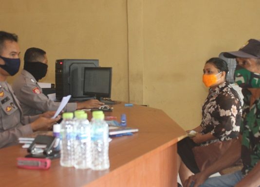 Akun Facebook Fredrik Resmi Dilaporkan ke Polisi Feliana Djahamou melaporkan akun facebook Fredrik di SKP Polres Alor, Rabu (6/5).