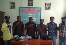 Sidang Kode Etik, BK akan Panggil Ketua DPRD Alor, Hamid Haan dan Kepolisian BPC GMKI Kalabahi foto bersama Ketua dan Anggota BK, usai penyerahan bukti-bukti dugaan pelanggaran kode etik Ketua DPRD Enny Anggrek, Jumat (8/4) di kantor DPRD, Batunirwala.