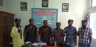 Dipanggil BK, GMKI Serahkan Bukti Dugaan Ketua DPRD Alor Langgar Kode Etik BPC GMKI Kalabahi foto bersama Ketua dan Anggota BK, usai penyerahan bukti-bukti dugaan pelanggaran kode etik Ketua DPRD Enny Anggrek, Jumat (8/4) di kantor DPRD, Batunirwala.