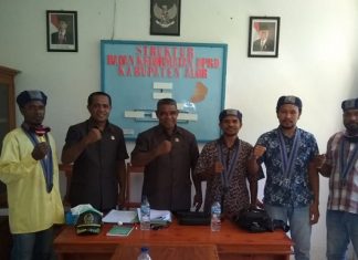 Sidang Kode Etik, BK akan Panggil Ketua DPRD Alor, Hamid Haan dan Kepolisian BPC GMKI Kalabahi foto bersama Ketua dan Anggota BK, usai penyerahan bukti-bukti dugaan pelanggaran kode etik Ketua DPRD Enny Anggrek, Jumat (8/4) di kantor DPRD, Batunirwala.