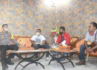 Temui Kapolres Alor, Ketua PSI Dukung Kapolda Usut Tuntas Kasus Ketua DPRD dan Wakil Bupati Kapolres Alor AKBP Darmawan Marpaung, S.IK.,M.Si ketika menerima Ketua PSI Alor Dony Mooy, S.Pd (jaket PSI merah) dan pengacaranya Lukas Atalo, SH (ujung kanan) di ruang kerja Kapolres, Rabu (27/5).