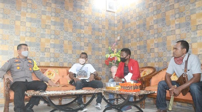 Temui Kapolres Alor, Ketua PSI Dukung Kapolda Usut Tuntas Kasus Ketua DPRD dan Wakil Bupati Kapolres Alor AKBP Darmawan Marpaung, S.IK.,M.Si ketika menerima Ketua PSI Alor Dony Mooy, S.Pd (jaket PSI merah) dan pengacaranya Lukas Atalo, SH (ujung kanan) di ruang kerja Kapolres, Rabu (27/5).