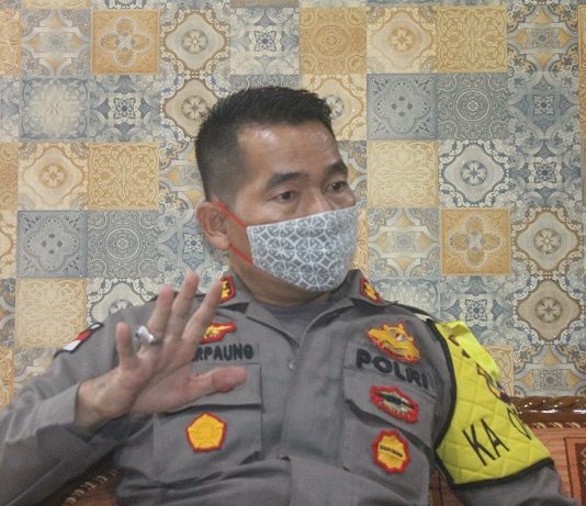 Diduga Langgar Maklumat Kapolri, Polda NTT Periksa Ketua DPRD Alor dan Wakil Bupati Kapolres Alor AKBP Darmawan Marpaung, S.IK.,M.Si ketika berdialog dengan Ketua PSI Dony Mooy di ruang kerja Kapolres, Rabu (27/5).