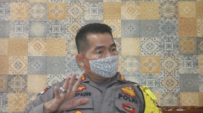 Diduga Langgar Maklumat Kapolri, Polda NTT Periksa Ketua DPRD Alor dan Wakil Bupati Kapolres Alor AKBP Darmawan Marpaung, S.IK.,M.Si ketika berdialog dengan Ketua PSI Dony Mooy di ruang kerja Kapolres, Rabu (27/5).