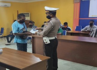 Polri Beri Bansos 187 Ojek dan Sopir di Alor Kasat Lantas Polres Alor Iptu Stevenson A. Bessie, SH ketika penyerahan simblolis buku rekening bansos kepada ojek dan sopir angkot, Rabu (15/4) di Polres Alor.
