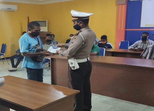 Polri Beri Bansos 187 Ojek dan Sopir di Alor Kasat Lantas Polres Alor Iptu Stevenson A. Bessie, SH ketika penyerahan simblolis buku rekening bansos kepada ojek dan sopir angkot, Rabu (15/4) di Polres Alor.