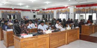 Bupati Alor Berhasil Mendamaikan Kisruh Politik di DPRD Anggota DPRD Alor serius mengikuti sidang paripurna penetapan APBD tahun 2020