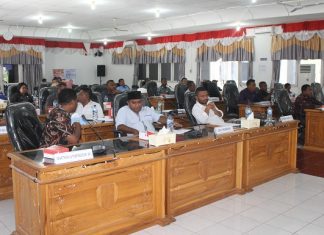 Bupati Alor Berhasil Mendamaikan Kisruh Politik di DPRD Anggota DPRD Alor serius mengikuti sidang paripurna penetapan APBD tahun 2020