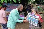 Warga Pura Timur Antusias Terima BLT Dana Desa Tenaga Ahli Desa Kabupaten Alor Machris Mau, SP, serahkan BLT Dana Desa secara simbolis kepada warga Desa Pura Timur, Senin (25/5) di Desa Pura Timur.