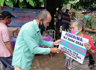 Warga Pura Timur Antusias Terima BLT Dana Desa Tenaga Ahli Desa Kabupaten Alor Machris Mau, SP, serahkan BLT Dana Desa secara simbolis kepada warga Desa Pura Timur, Senin (25/5) di Desa Pura Timur.