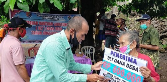 Warga Pura Timur Antusias Terima BLT Dana Desa Tenaga Ahli Desa Kabupaten Alor Machris Mau, SP, serahkan BLT Dana Desa secara simbolis kepada warga Desa Pura Timur, Senin (25/5) di Desa Pura Timur.