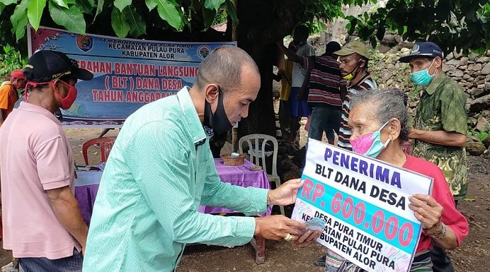 Warga Pura Timur Antusias Terima BLT Dana Desa Tenaga Ahli Desa Kabupaten Alor Machris Mau, SP, serahkan BLT Dana Desa secara simbolis kepada warga Desa Pura Timur, Senin (25/5) di Desa Pura Timur.