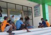 40 Mahasiswa Alor Tertangkap Datang dari Zona Merah Covid-19 Gunakan Jalur Gelap Tiga belas mahasiswa Pulau Buaya yang datang dari daerah zona merah virus corona, sedang antrian pemeriksaan kesehatan di Pustu Pulau Buaya, Jumat (1/5).