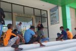 Pulang Alor Ikut Jalur Gelap, Kades Pulau Buaya: Kamu Mahasiswa, Maha itu Pintar Tiga belas mahasiswa Pulau Buaya yang datang dari daerah zona merah virus corona, sedang antrian pemeriksaan kesehatan di Pustu Pulau Buaya, Jumat (1/5).
