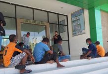 40 Mahasiswa Alor Tertangkap Datang dari Zona Merah Covid-19 Gunakan Jalur Gelap Tiga belas mahasiswa Pulau Buaya yang datang dari daerah zona merah virus corona, sedang antrian pemeriksaan kesehatan di Pustu Pulau Buaya, Jumat (1/5).