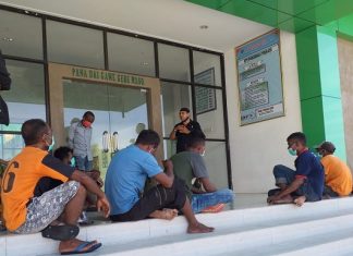Pulang Alor Ikut Jalur Gelap, Kades Pulau Buaya: Kamu Mahasiswa, Maha itu Pintar Tiga belas mahasiswa Pulau Buaya yang datang dari daerah zona merah virus corona, sedang antrian pemeriksaan kesehatan di Pustu Pulau Buaya, Jumat (1/5).