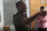 Aksi Pukul Meja, Sidang Kode Etik 5 Anggota DPRD Alor Ricuh Anggota DPRD Alor Reiner Atabuy saat wolk out dari ruang sidang BK, Selasa (5/5) di gedung DPRD, Batunirwala.