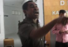 Aksi Pukul Meja, Sidang Kode Etik 5 Anggota DPRD Alor Ricuh Anggota DPRD Alor Reiner Atabuy saat wolk out dari ruang sidang BK, Selasa (5/5) di gedung DPRD, Batunirwala.