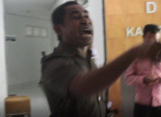 Aksi Pukul Meja, Sidang Kode Etik 5 Anggota DPRD Alor Ricuh Anggota DPRD Alor Reiner Atabuy saat wolk out dari ruang sidang BK, Selasa (5/5) di gedung DPRD, Batunirwala.