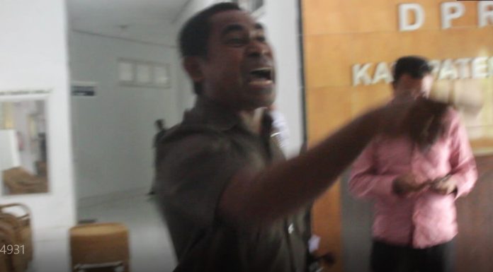 Aksi Pukul Meja, Sidang Kode Etik 5 Anggota DPRD Alor Ricuh Anggota DPRD Alor Reiner Atabuy saat wolk out dari ruang sidang BK, Selasa (5/5) di gedung DPRD, Batunirwala.