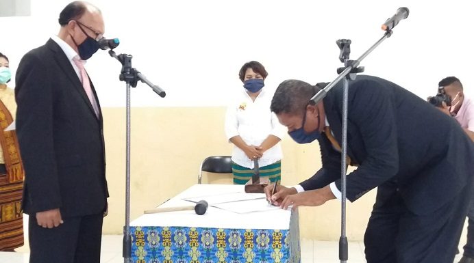 Rektor Alvons Beberkan Tantangan dan Kemajuan Pendidikan Untrib Ketua Yayasan Tribuana Permenas Kolly, SE, melantik Alvons F. Gorang, S.Sos.,MM sebagai Rektor Untrib Periode 2020-2025, Sabtu (23/5) di Kampus Untrib, Kalabahi.