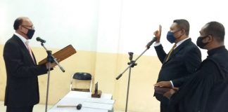 Dilantik Jadi Rektor Untrib, Alvons Gorang Fokus Peningkatan Mutu SDM Rektor Untrib Alvons Gorang, dilantik Ketua Yayasan Tribuana Kalabahi Permenas Kolly, Sabtu (23/5) di aula Kampus Untrib, Kalabahi.