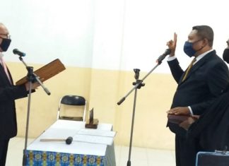 Dilantik Jadi Rektor Untrib, Alvons Gorang Fokus Peningkatan Mutu SDM Rektor Untrib Alvons Gorang, dilantik Ketua Yayasan Tribuana Kalabahi Permenas Kolly, Sabtu (23/5) di aula Kampus Untrib, Kalabahi.