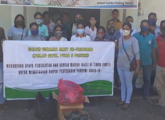 Cavik GMIT di Tribuana bagi Sembako dan Masker kepada Pedagang Kaki Lima Calon Vikaris GMIT se-Tribuana Alor foto bersama di Gereja Padang Tekukur sebelum melakukan aksi bagi Sembako dan Masker di wilayah pelayanan GMIT, Sabtu (2/5).