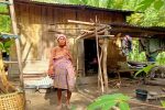 Tinggal di Rumah Reyot, Dua Janda Tua di Alor Tak Dapat PKH dan BST Oma Aizah Dursaha sedang berdiri membelakangi rumahnya di RT 5 RW 4 Desa Alila Timur Kecamatan Kabola, Kabupaten Alor, NTT.