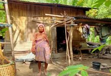 Tinggal di Rumah Reyot, Dua Janda Tua di Alor Tak Dapat PKH dan BST Oma Aizah Dursaha sedang berdiri membelakangi rumahnya di RT 5 RW 4 Desa Alila Timur Kecamatan Kabola, Kabupaten Alor, NTT.