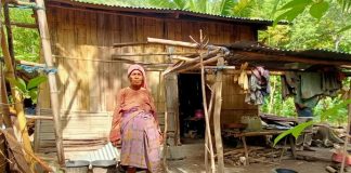 Tinggal di Rumah Reyot, Dua Janda Tua di Alor Tak Dapat PKH dan BST Oma Aizah Dursaha sedang berdiri membelakangi rumahnya di RT 5 RW 4 Desa Alila Timur Kecamatan Kabola, Kabupaten Alor, NTT.